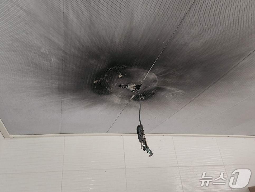 6일 오전 부산 북구의 한 어린이집 건물 화장실에서 화재가 발생해 천장 쪽이 검게 그을려 있다. (부산소방재난본부 제공. 재판매 및 DB 금지)