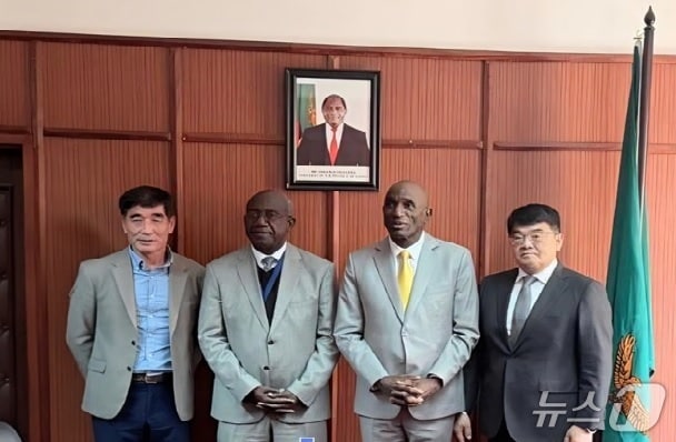 잠비아 500MW 태양광 발전 사업과 SMR 에너지 투자 협력 방안을 논의한 뒤 기념 촬영을 하고 있다.(왼쪽부터 마홍일회장, 캉와(내각서기/국무조정 책임자), 주잠비아 한국명예영사, 박퇴경 대표) 아리아리아이씨티 제공. 재판매 및 DB금지
