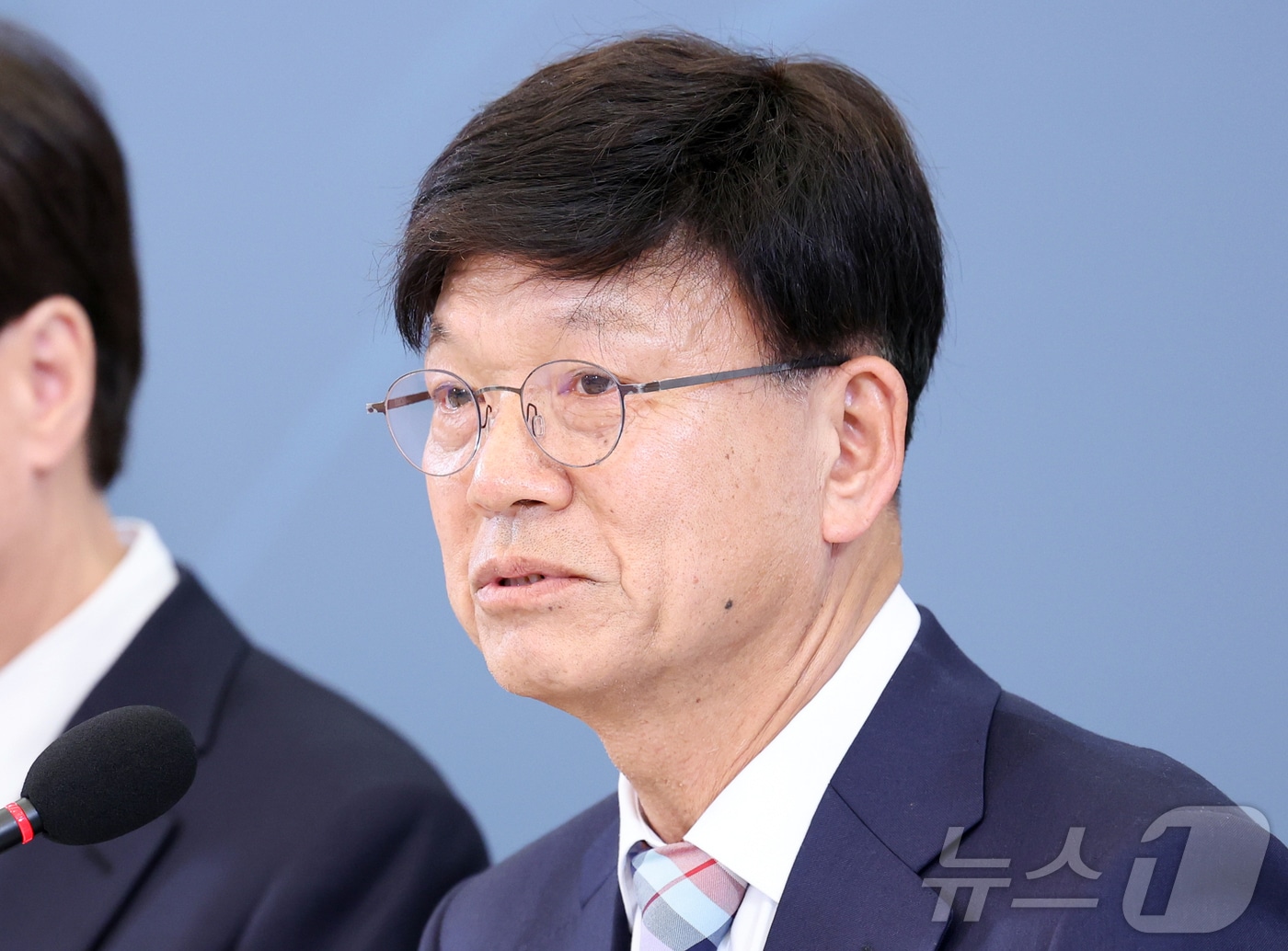 "5.18이 성역이 됐다"라는 발언으로 논란이 된 이병태 대통령 직속 규제합리화위원회 부위원장이 6일 사퇴했다. 사진은 지난 4월 15일 청와대에서 열린 규제합리화위원회 제1차 전체회의에서 발언하는 이 부위원장의 모습. 2026.7.6 ⓒ 뉴스1