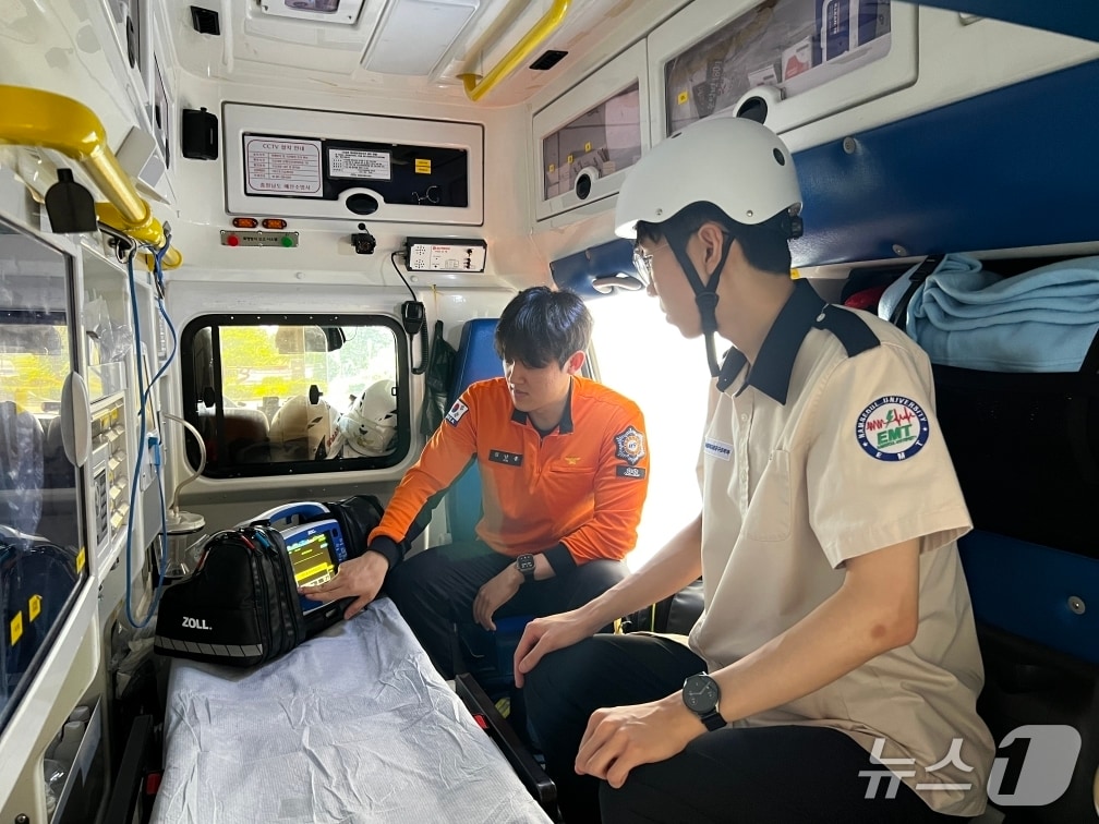충남소방본부가 응급구조학과 재학생을 상대로 현장 실습을 진행 중인 모습. (충남소방본부 제공, 재판매 및 DB금지) / 뉴스1