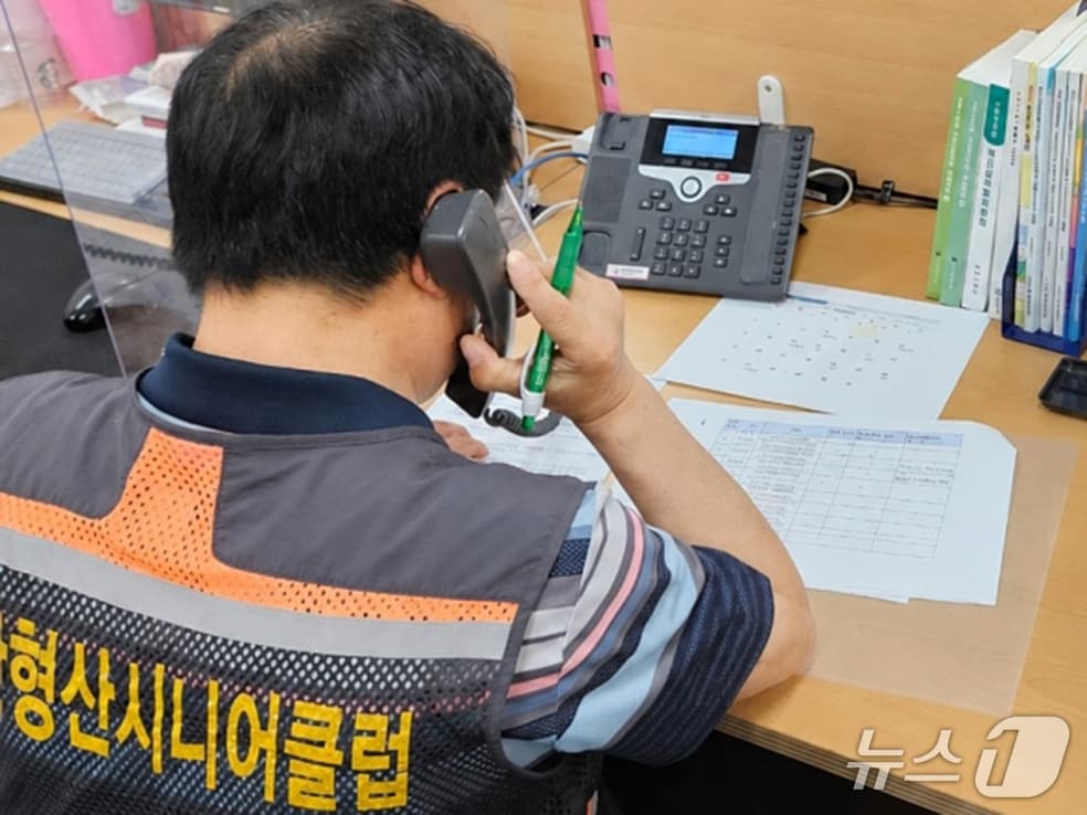 7일 경북 포항시 남구치매안심센터가 포항형산시니어클럽과 함께 치매환자들의 고독사 돌봄 사각지대 해소와 맞춤형 서비스 제공에 나섰다. 사진은  형산시니어클럽 상담사들이 치매환자의 안부를 전화로 확인하고 있는 모습이다. (포항시제공, 재판매 및 DB금지) 2026.7.7/뉴스1  