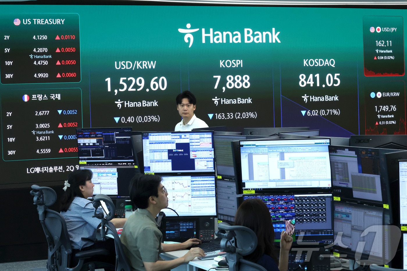 삼전 9% 급락 왜…"차익물량 정리중, 매수 기회" vs "메모리 정점...