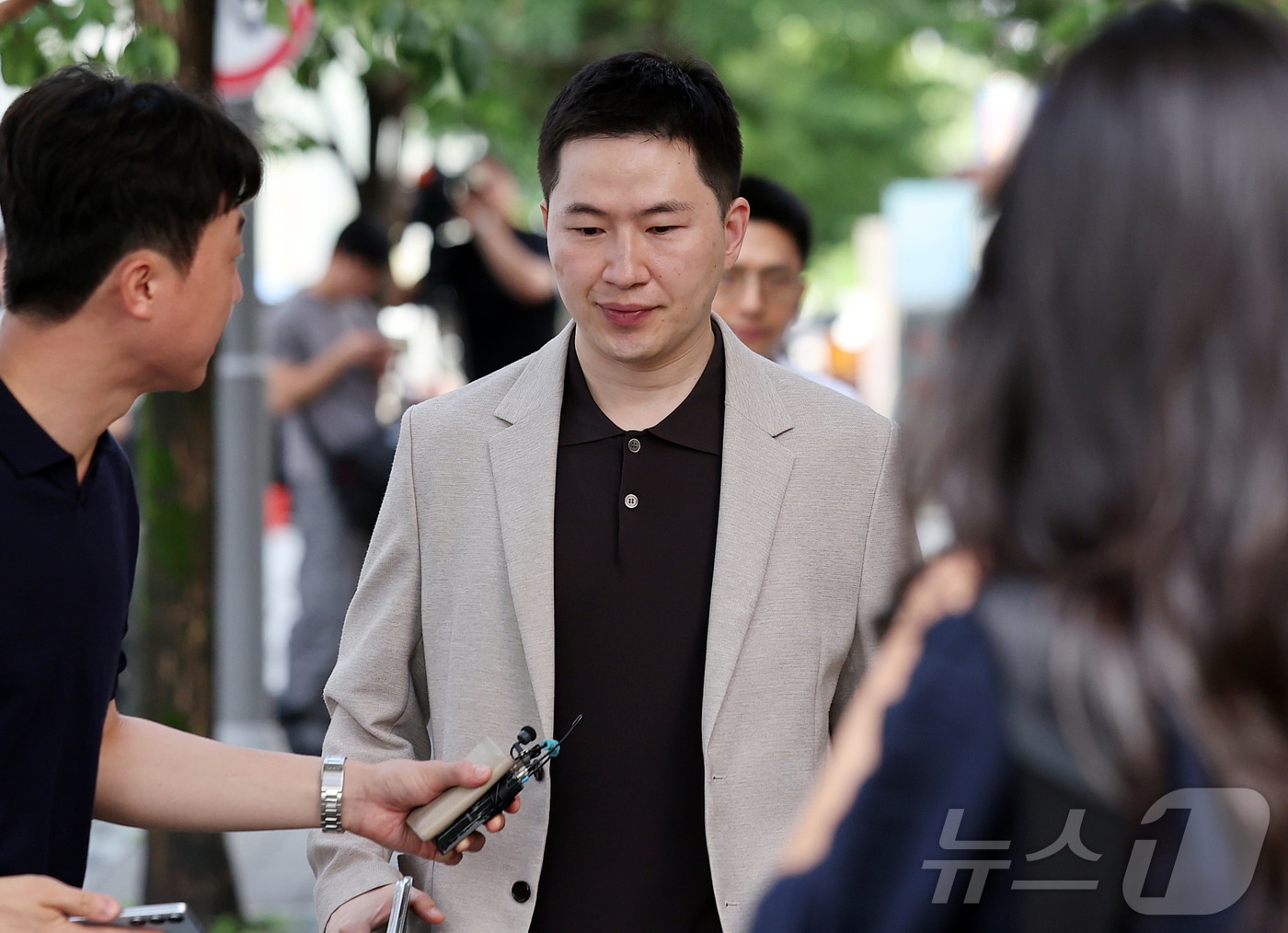 김건희 여사 도이치모터스 주가조작 사건 수사무마 의혹과 관련해 이원모 전 대통령실 공직기강비서관이 지난 7월 7일 오전 경기 과천에 마련된 2차 종합특검 사무실에 참고인 신분으로 조사를 받기 위해 출석하고 있는 모습.  2026.7.7 ⓒ 뉴스1 김진환 기자