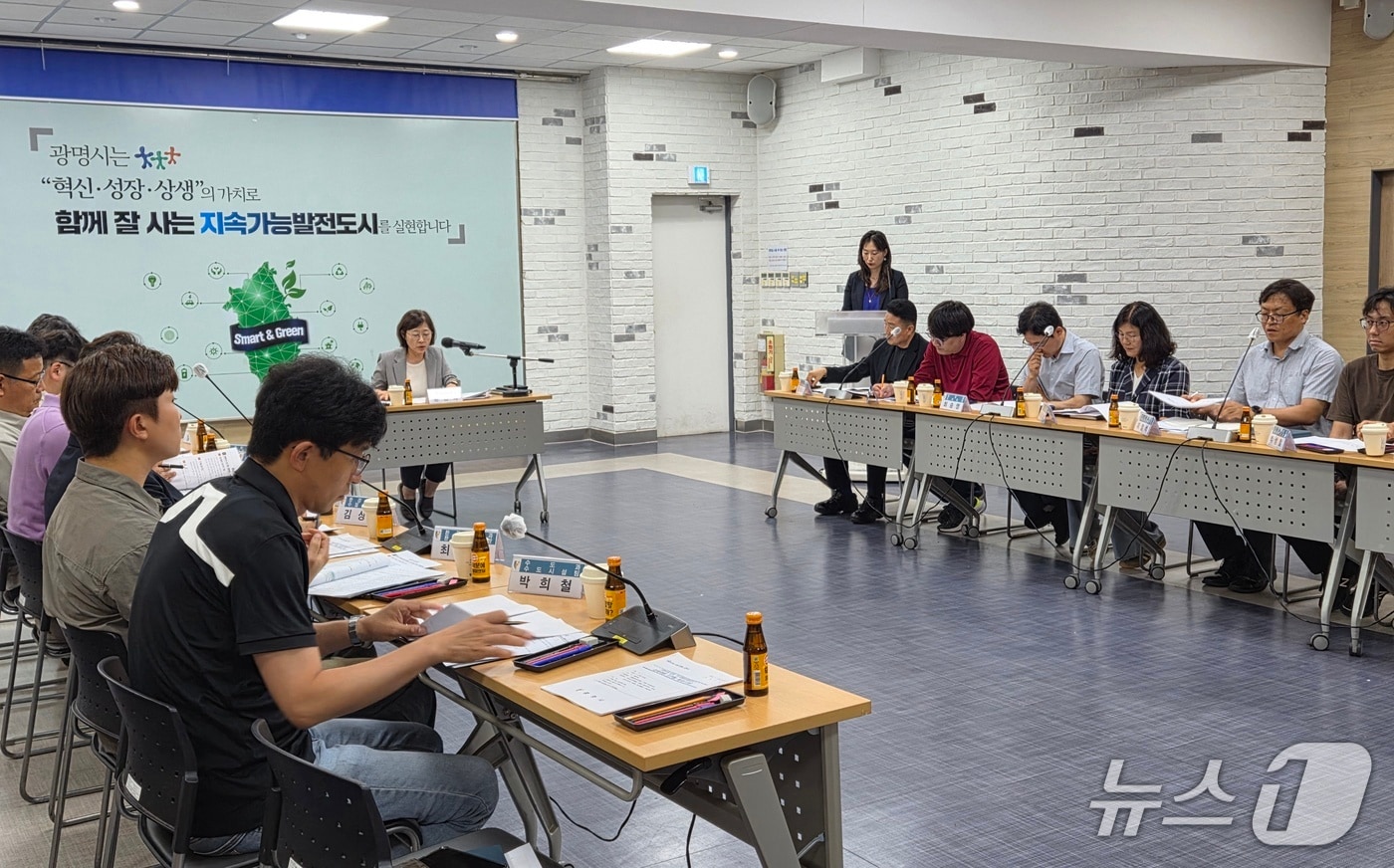 광명시흥 일반·도시첨단산업단지 신속대응 전담팀의 1차 정기회의 모습.(광명시 제공)