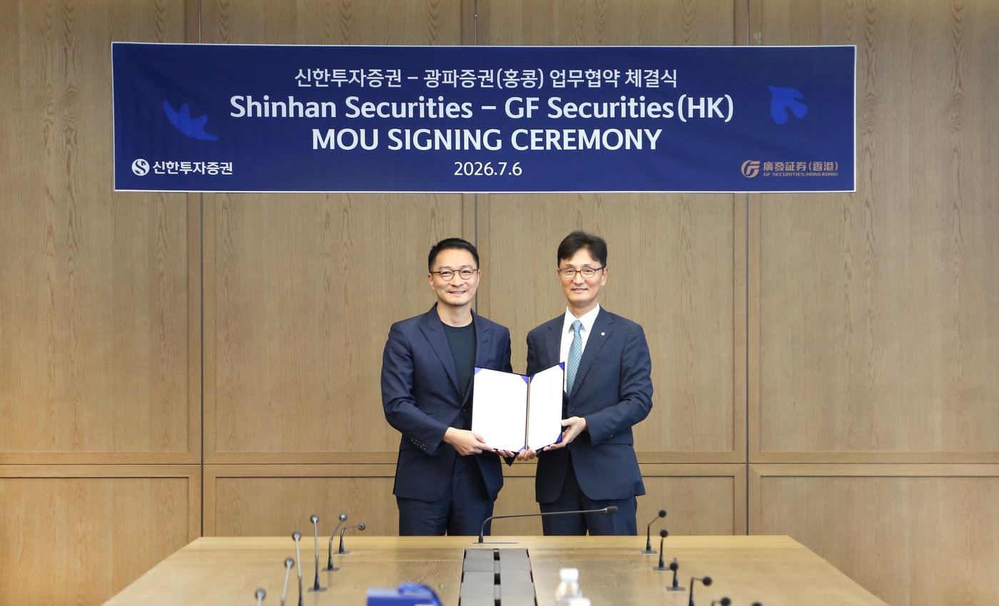 6일 신한투자증권 이선훈 대표(오른쪽)가 광파증권(홍콩) 차오 정 CEO와 함께 여의도 신한투자증권 본사에서 열린 MOU 체결식을 기념해 사진 촬영을 하고 있다(신한투자증권 제공). ⓒ 뉴스1