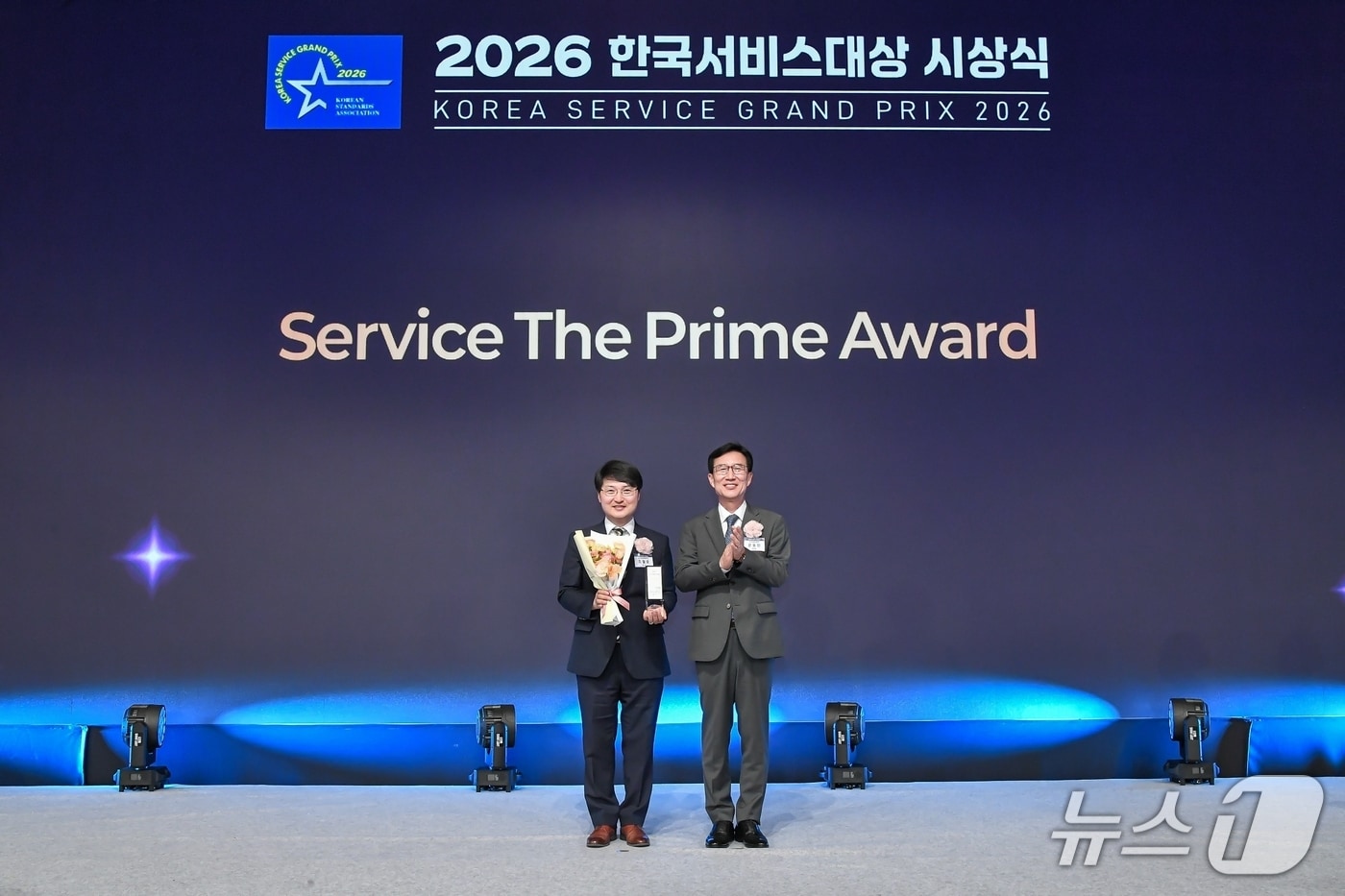조철호 대구한의대 경영학과 교수가 '2026 한국서비스대상 시상식'에서 한국표준협회가 수여하는 서비스공로상을 받았다.(대구한의대 제공. 재판매 및 DB금지)