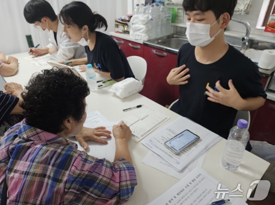'농심천심 국민참여단' 의료봉사에 나선 대구한의대 학생이 대구 군위군 상곡리 마을회관에 마련된 간이 진료소를 찾은 어르신의 건강 상태를 상담하고 있다.(대구농협 제공, 재판매 및 DB 금지)