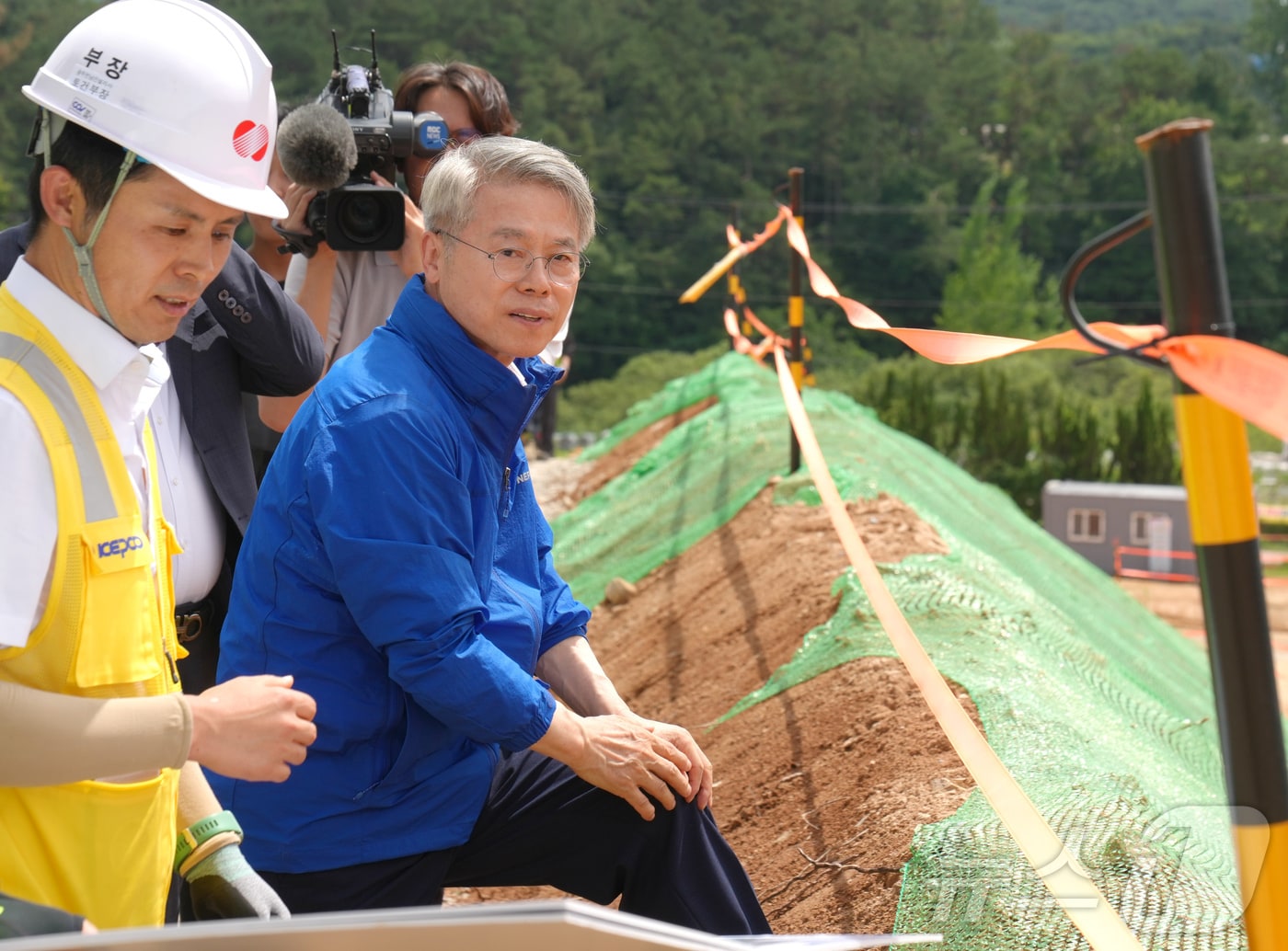 민형배 전남광주통합특별시장이 7일 장성 동화면에 위치한 신장성변전소 건설현장을 방문해 추진 현황을 점검하고 있다.(전남광주통합특별시 제공. 재판매 및 DB금지) 2026.7.7 ⓒ 뉴스1 전원 기자