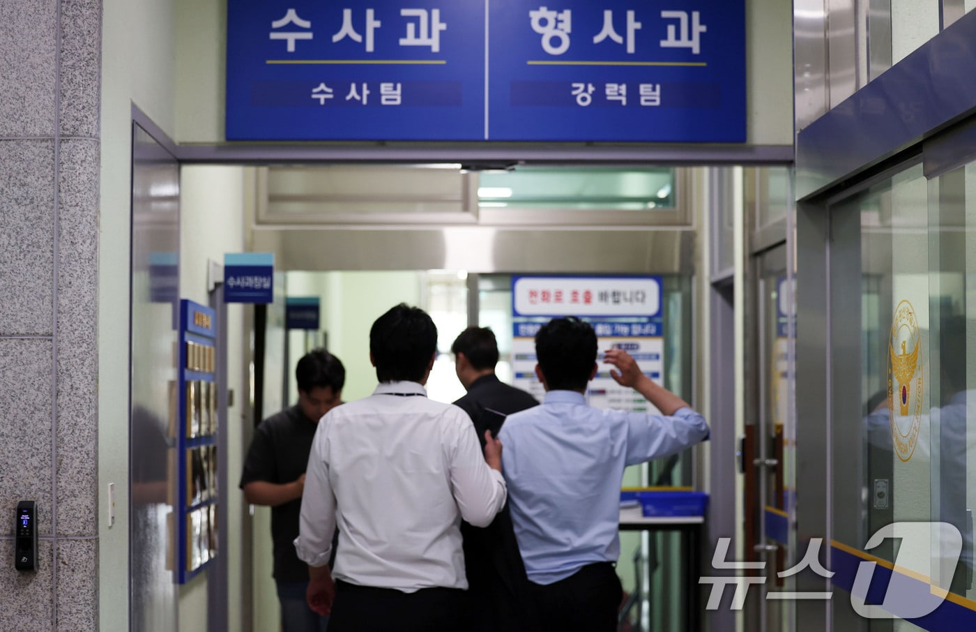 장윤기 사건에 대한 경찰의 증거인멸 의혹 등에 대한 강제 수사에 착수한 7일 검찰 수사관들이 광주 광산경찰서 형사과에 들어가고 있다. 2026.7.7 ⓒ 뉴스1 이승현 기자