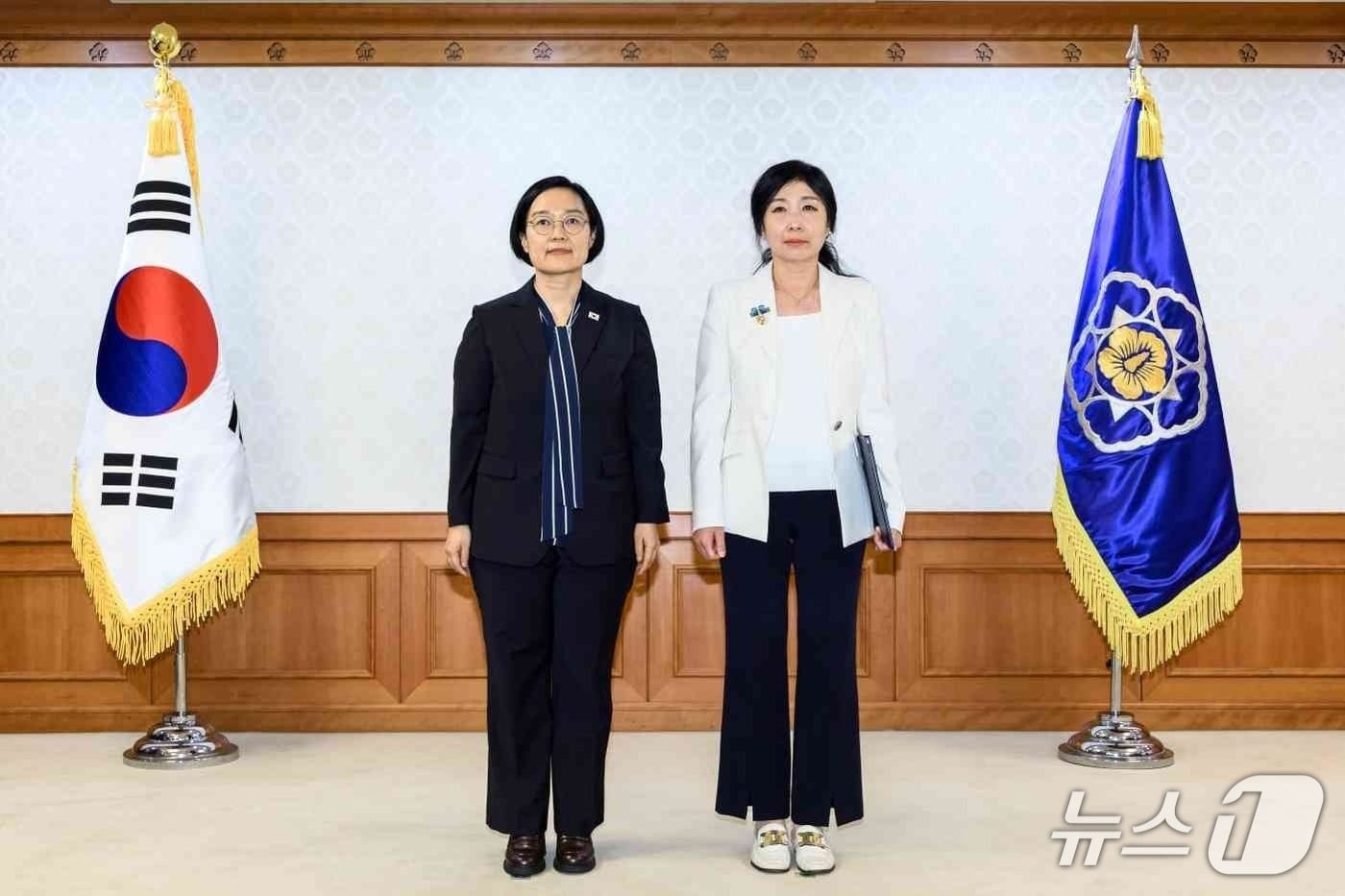 이수아 홍천군 기획팀장(사진 오른쪽)이 7일 정부서울청사 의전 행사실에서 열린 '제6회 적극 행정 유공 정부포상 수여식'에서 국무총리 표창을 받았다.(홍천군 제공. 재판매 및 DB금지)/뉴스1