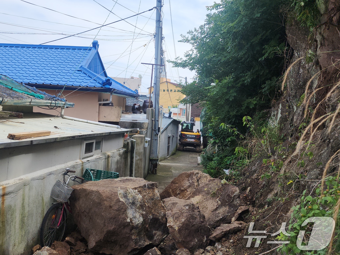 7일 오전 11시30분쯤 경북 포항시 남구 구룡포읍 구룡포리 주택가에 집채만한 바위가 굴러 담벼락을 덮쳤다. 당시 행인이 없어 인명 피해는 없었다. 포항시는 추가 사고 예방을 위해 낙석 방지망을 설치하기로 했다.(독자 제공, 재판매 및 DB금지) ⓒ 뉴스1 최창호 기자