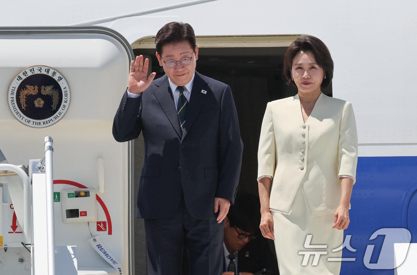 북대서양조약기구(NATO·나토) 정상회의 참석한 이재명 대통령과 김혜경 여사가 7일(현지시간) 튀르키예 앙카라 에센보아 국제공항에 도착해 환영객들에게 인사하고 있다. 2026.7.7 ⓒ 뉴스1 이재명 기자