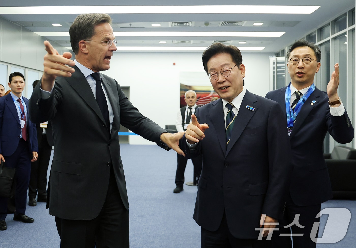 북대서양조약기구(NATO·나토) 정상회의에 참석하는 이재명 대통령이 7일(현지시간) 튀르키예 앙카라에서 마르크 뤼터 NATO 사무총장과 대화하고 있다. 2026.7.7 ⓒ 뉴스1 이재명 기자