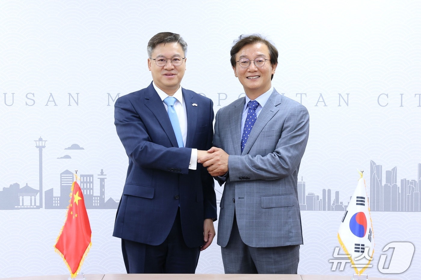 7일 부산시청에서 전재수 부산시장과 진일표 주부산 중국 총영사가 접견을 마친 뒤 기념촬영을 하고 있다.(부산시 제공. 재판매 및 DB금지)