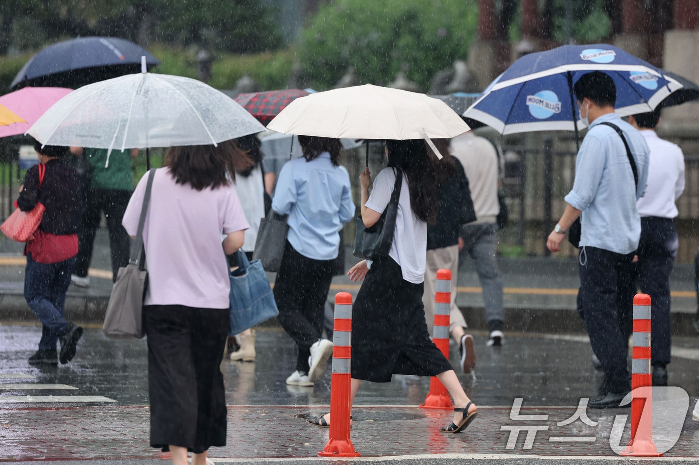 우산을 든 출근길 시민들 (자료사진)뉴스1