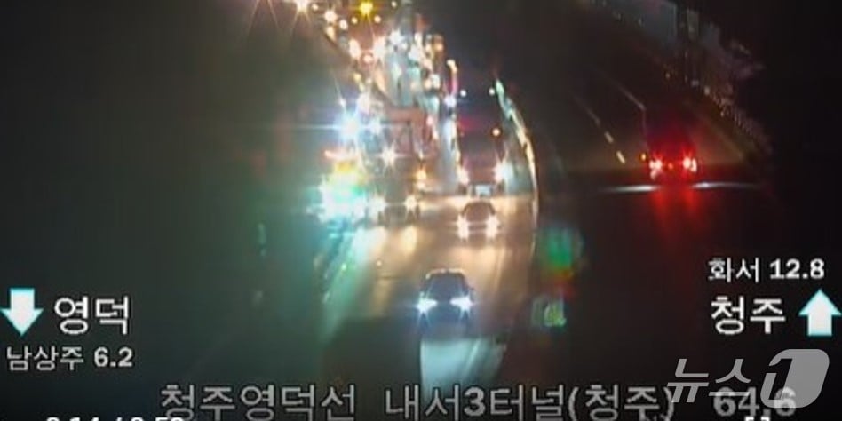 8일 오전 0시 43분쯤 경북 상주시 내서면 당진영덕고속도로 영덕방향 화물차 추돌 사고 현장(경북소방본부 제공. 재판매 및 DB금지)20206.7.8/뉴스1