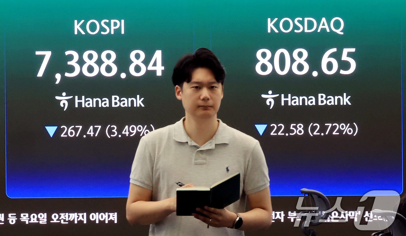 8일 서울 중구 하나은행 본점 딜링룸 전광판에 코스피 등 시황이 표시되고 있다. 2026.7.8 ⓒ 뉴스1 이호윤 기자