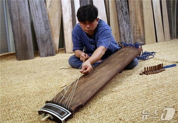 가야금 제작 명장 김동환 자료사진(고령군 제공. 재판매 및 DB금지)/뉴스1