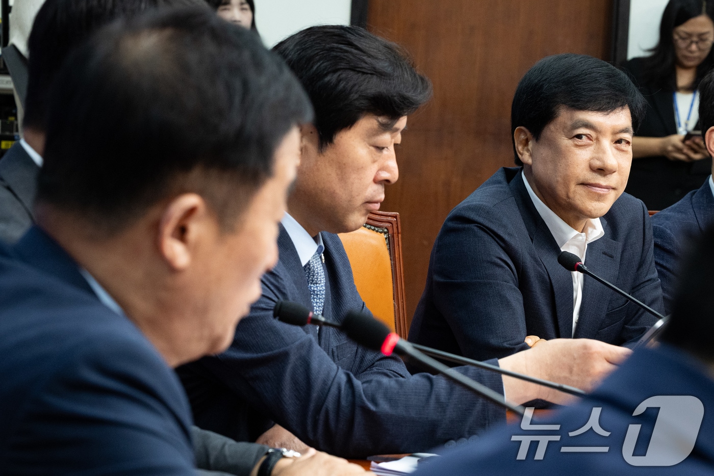 '친정청래' 성향의 이성윤 더불어민주당 최고위원이 8일 서울 여의도 국회에서 열린 최고위원회의에서 '친김민석' 성향의 강득구 최고위원 발언 모습을 바라보고 있다. 2026.7.8 ⓒ 뉴스1 유승관 기자