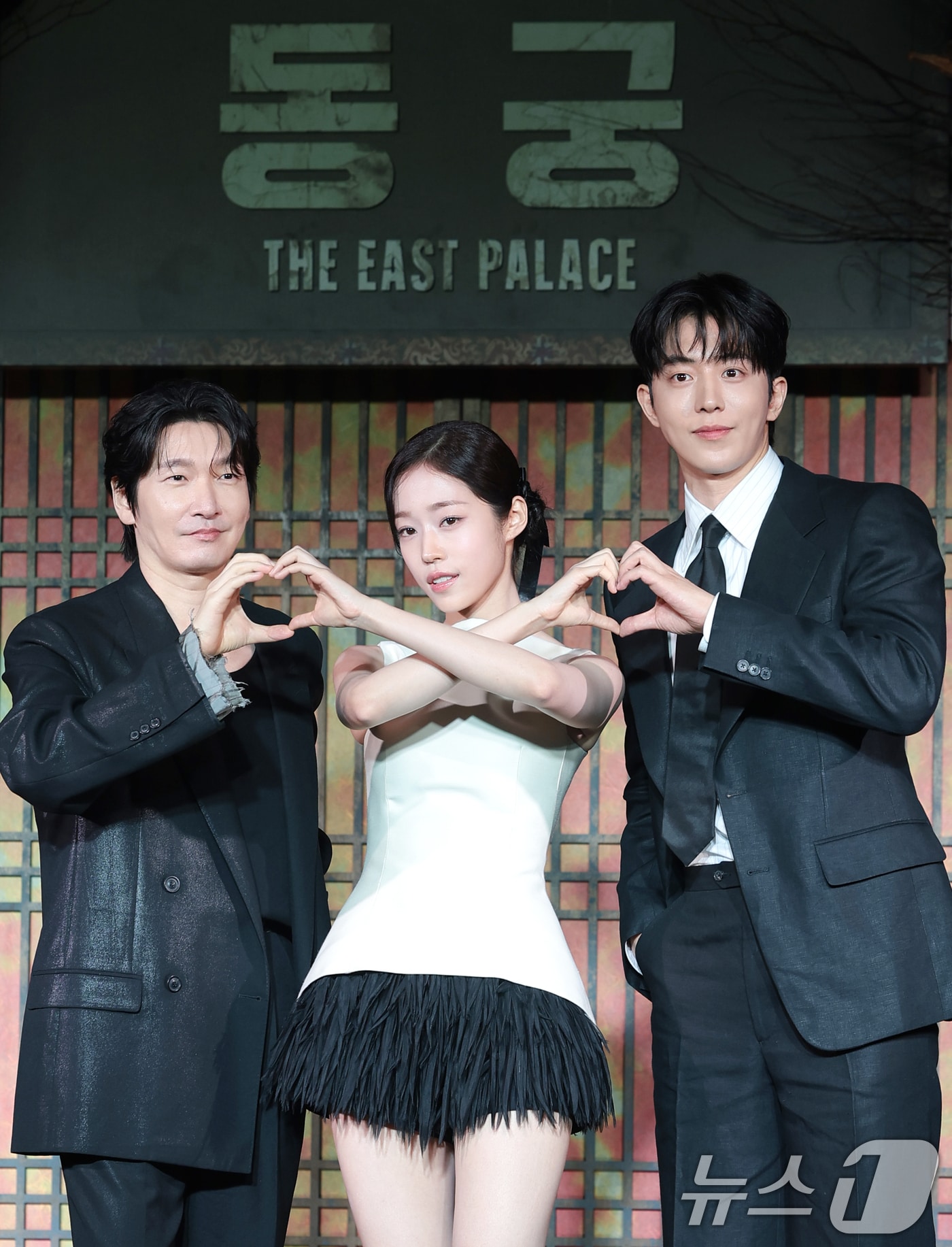 배우 조승우(왼쪽부터)와 노윤서, 남주혁이 8일 오전 영등포구 페어몬트 앰배서더 서울에서 넷플릭스 시리즈 ‘동궁’(극본 권소라) 제작발표회에서 포즈를 취하고 있다. ‘동궁’은 귀(⻤)의 세계를 넘나드는 능력을 가진 구천(남주혁 분)과 비밀을 간직한 궁녀 생강(노윤서 분)이 왕(조승우 분)의 부름을 받고 동궁에 깃든 저주를 파헤치면서 벌어지는 이야기다. 2026.7.8 ⓒ 뉴스1 권현진 기자