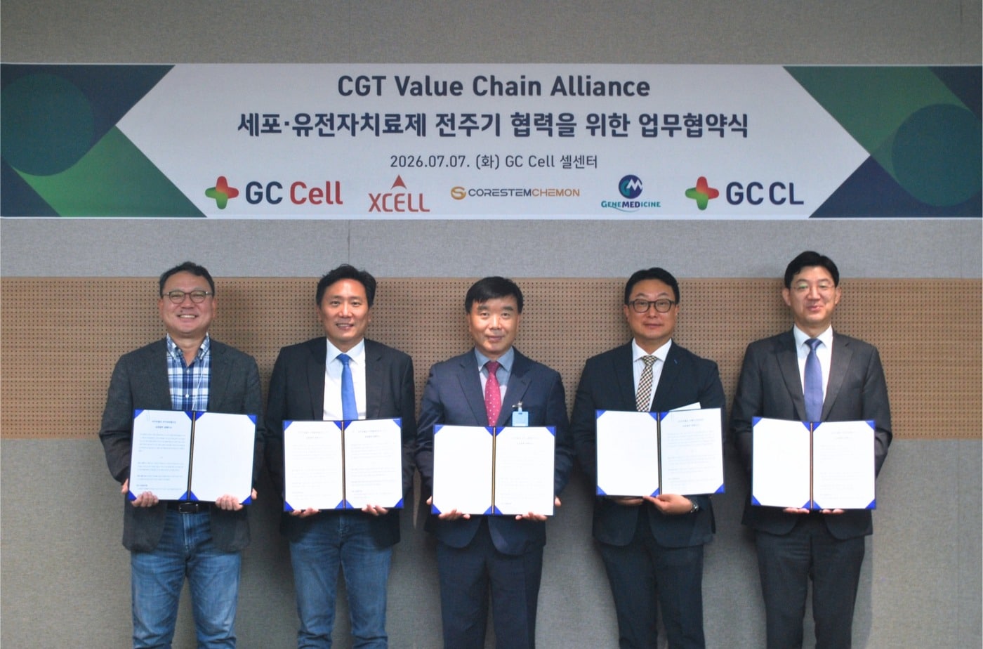 (왼쪽부터) 원성용 지씨셀 대표, 이의일 엑셀세라퓨틱스 대표, 송시환 코아스템켐온 사장, 배원기 진메디신 전무, 조관구 지씨씨엘 대표. (GC 제공)
