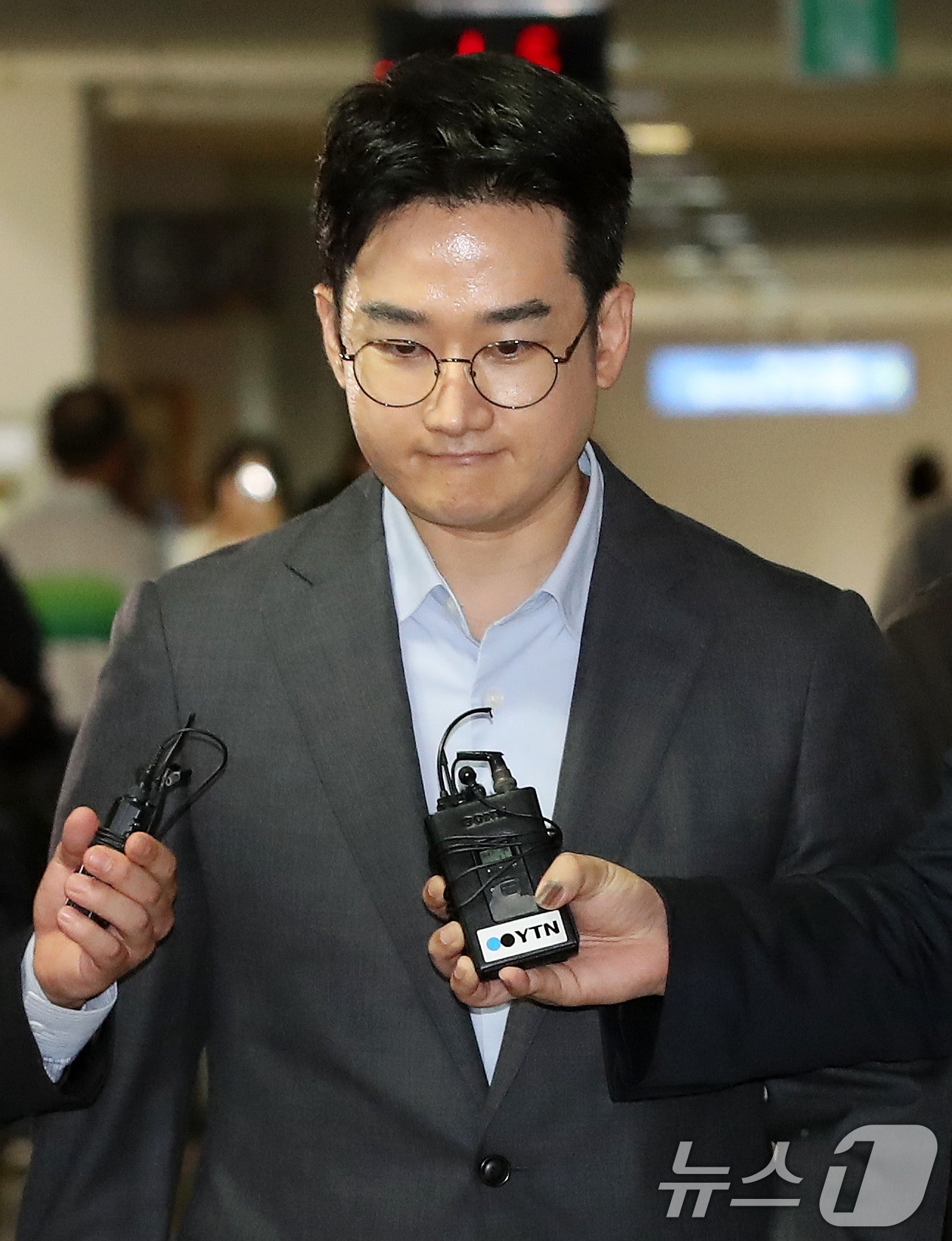 6·3 지방선거 당시 '음료컵 테러' 사건의 자작극 의혹을 받는 정이한 전 개혁신당 부산시장 후보가 8일 오후 부산 연제구 부산지방법원에서 열린 구속 전 피의자 심문(영장실질심사)에 출석하고 있다. 정 전 후보와 음료컵을 던진 30대 남성 A 씨는 위계에 의한 공무집행방해와 공직선거법 위반 등 혐의를 받는다. 2026.7.8 ⓒ 뉴스1 윤일지 기자