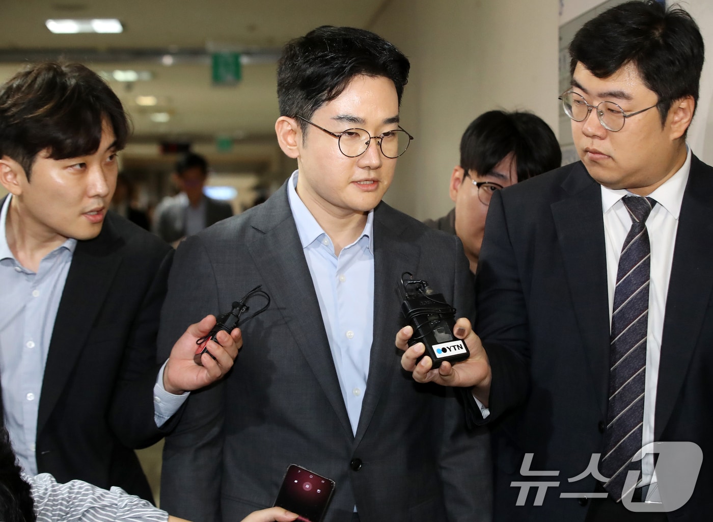 6·3 지방선거 당시 '음료컵 테러' 사건의 자작극 의혹을 받는 정이한 전 개혁신당 부산시장 후보가 지난 8일 오후 부산 연제구 부산지방법원에서 열린 구속 전 피의자 심문(영장실질심사)에 출석하고 있다. 2026.7.8 ⓒ 뉴스1 윤일지 기자