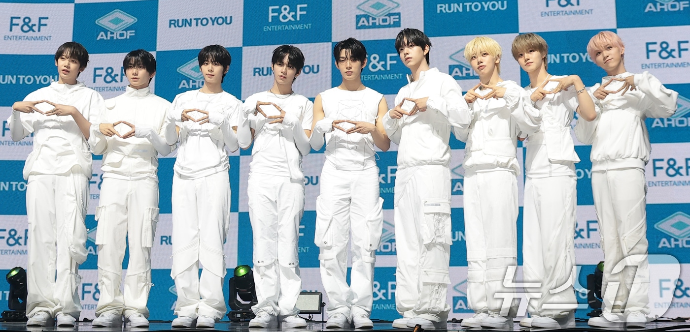 그룹 아홉(AHOF) 장슈아이보(왼쪽부터)와 박한, 서정우, 제이엘, 스티븐, 즈언 차웅기, 박주원, 다이스케 8일 오후 서울 광진구 예스24라이브홀에서 열린 세 번째 미니 앨범 ‘런 투 유(RUN TO YOU)' 발매 기념 미디어 쇼케이스에서 포즈를 취하고 있다. 2026.7.8 ⓒ 뉴스1 권현진 기자