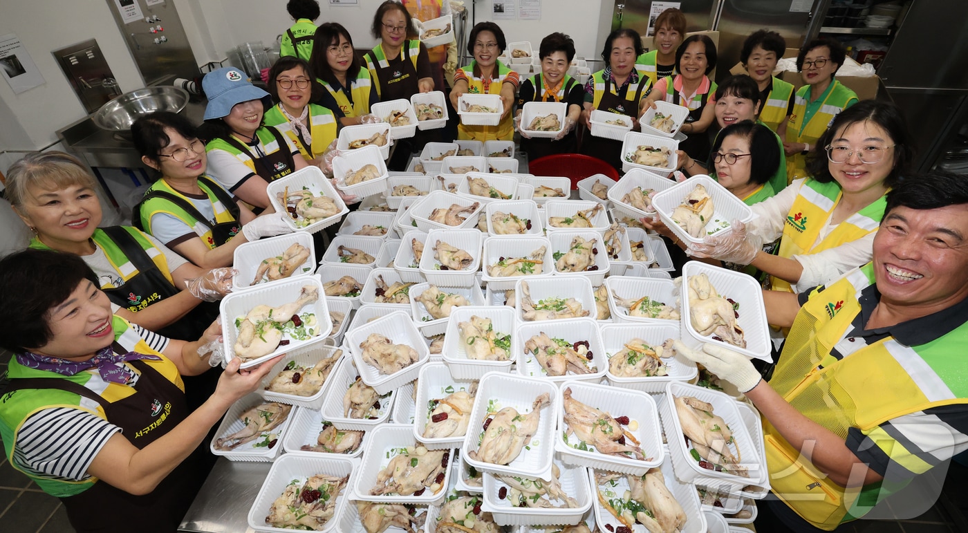 대전 서구 자원봉사협의회 회원들이 초복을 앞두고 8일 용문어울림 공용부엌에서 취약계층에 전달할 삼계탕을 준비하고 있다. 2026.7.8 ⓒ 뉴스1 김기태 기자