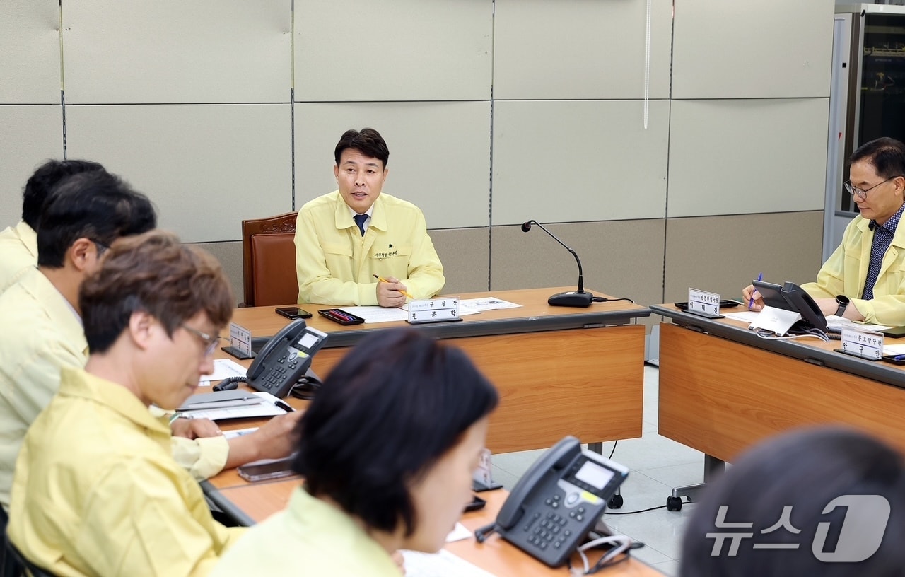 전문학 서구청장이 구청 재난안전상황실에서 열린 긴급회의에서 호우 대비에 최선을 다할 것을 당부하고 있다.(서구 제공. 재판매 및 DB금지)/뉴스1