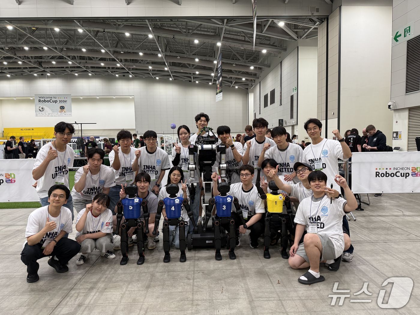 인하대학교 로봇 연합팀 ‘인하 유나이티드(Inha United)’ 지도교수와 학생들이 기념사진을 촬영하고 있다.(인하대 제공. 재배포 및 DB금지)2026.7.8/뉴스1