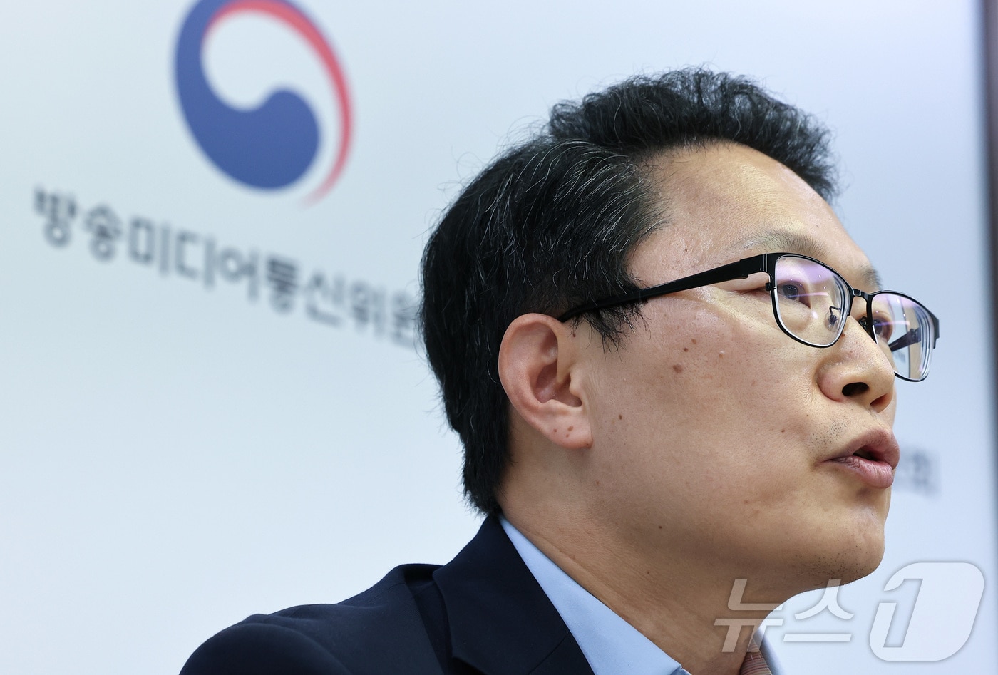 신영규 방송미디어통신위원회 방송통신이용자정책국장이 8일 경기도 정부과천청사 방송미디어통신위원회에서 '불법·허위조작정보 유통 방지를 위한 정보통신망법 가이드라인' 브리핑을 하고 있다. 2026.7.8 ⓒ 뉴스1 김성진 기자