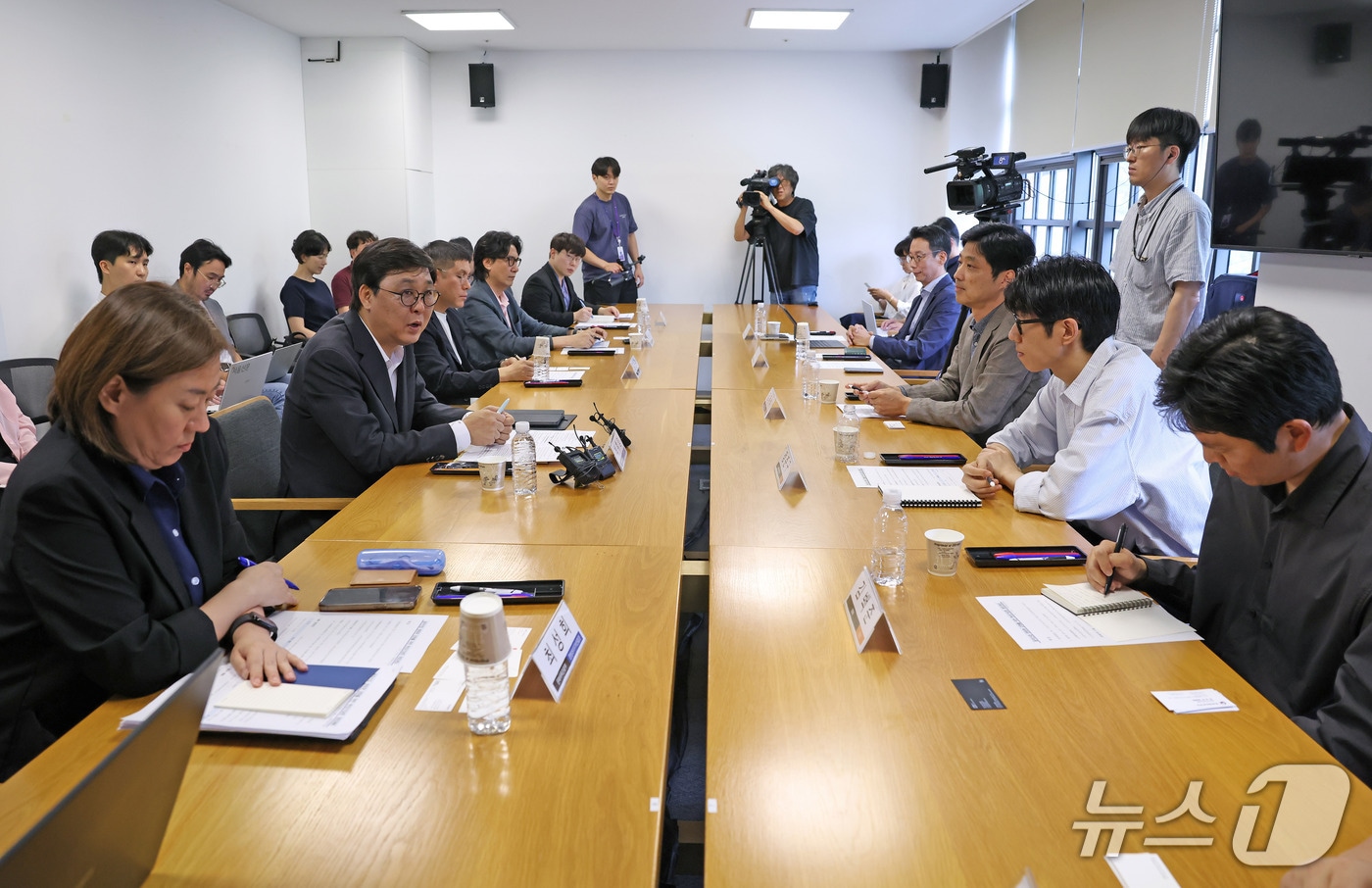 중소·인디 업계의 호소 "신인 40% 급감... K팝 허리가 끊길 판" - 뉴스 썸네일 이미지