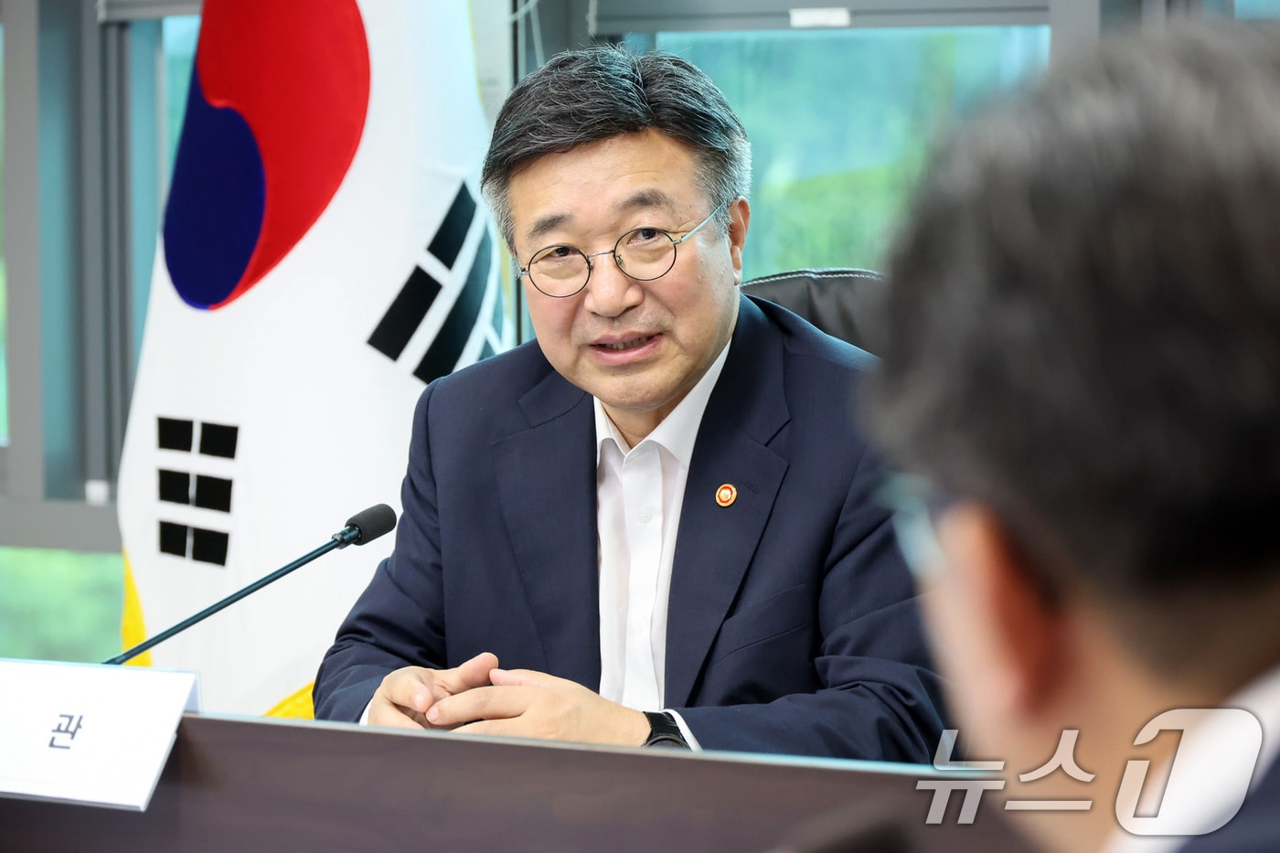 윤호중 행정안전부 장관이 8일 오후 대구 국가정보자원관리원을 찾아 현황보고를 받고 있다. (행정안전부 제공. 재판매 및 DB 금지) 2026.7.8 ⓒ 뉴스1