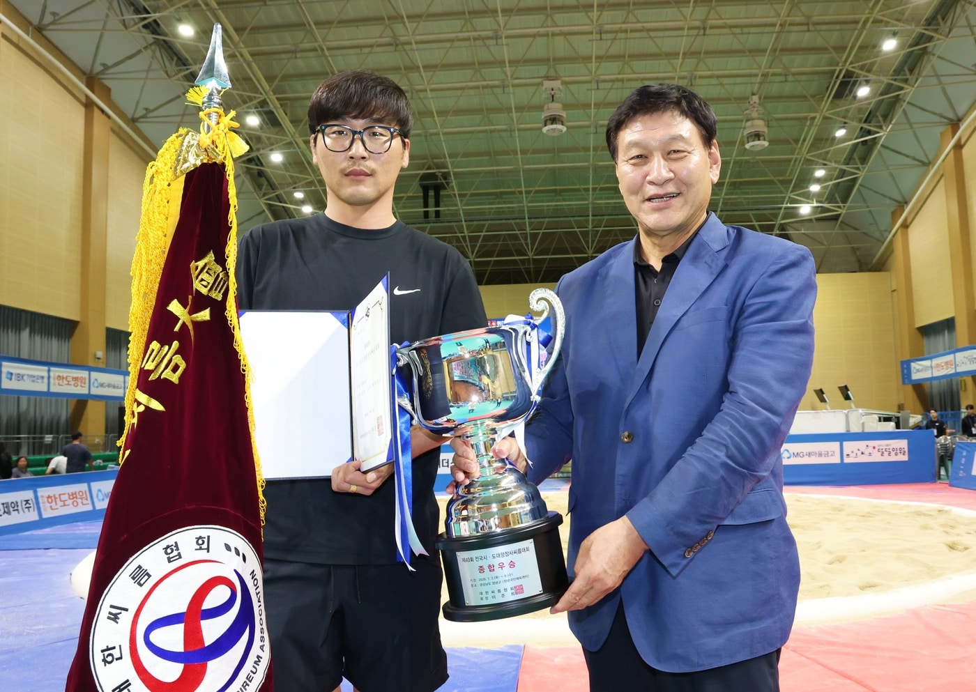 8일 경상남도 창녕군 창녕국민체육센터에서 열린 ‘제40회 전국시·도대항장사씨름대회’ 종합 우승을 차지한 경상남도를 대표해 경남대학교 노명식 감독이 기념 촬영을 하고 있다. (대한씨름협회 제공)