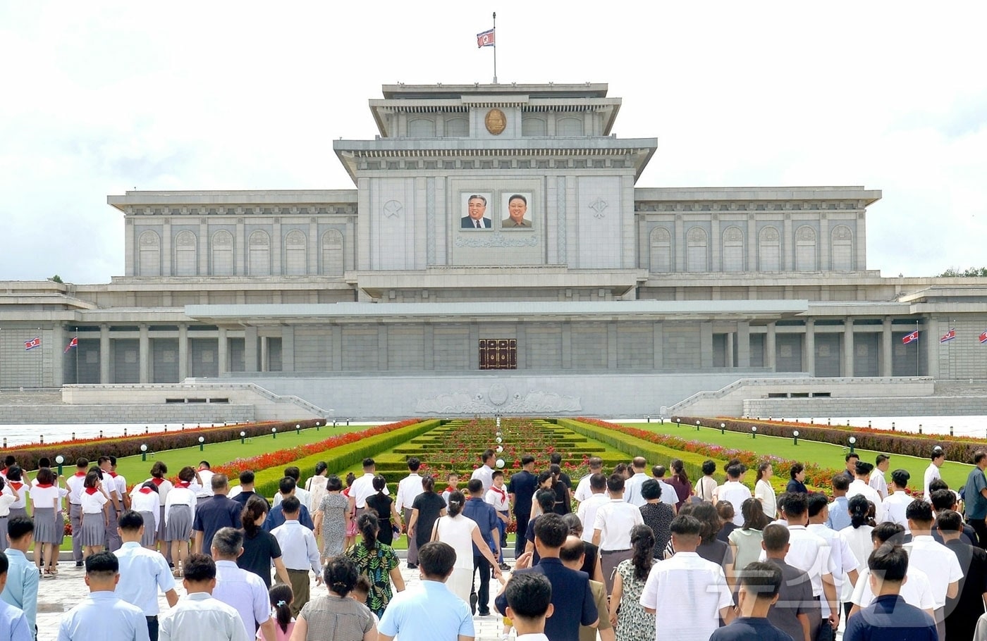 (평양 노동신문=뉴스1) = 북한 노동당 기관지 노동신문은 9일 김일성 주석 서거 32주기(8일)를 맞아 김 주석과 김정일 국방위원장의 시신이 안치된 금수산태양궁전에 근로자와 군 장병, 청소년 학생들이 참배했다고 보도했다. 평양 만수대언덕을 비롯한 각지의 김일성·김정일 동상과 모자이크 벽화에도 헌화가 이어졌다고 전했다. [국내에서만 사용가능. 재배포 금지. DB 금지. For Use Only in the Republic of Korea. Redistribution Prohibited] rodongphoto@news1.kr