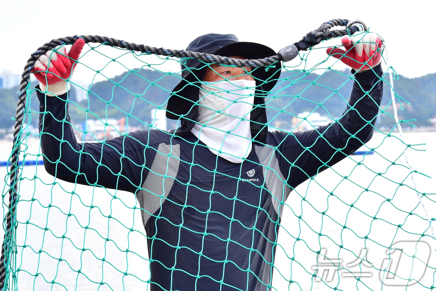 9일 오전 경북 포항시 북구 영일대해수욕장에서 상어·해파리 방지 그물이 설치되고 있다. 포항시 지정 해수욕장은 오는 11일 개장해 8월 23일까지 운영된다. 2026.7.9 ⓒ 뉴스1 최창호 기자