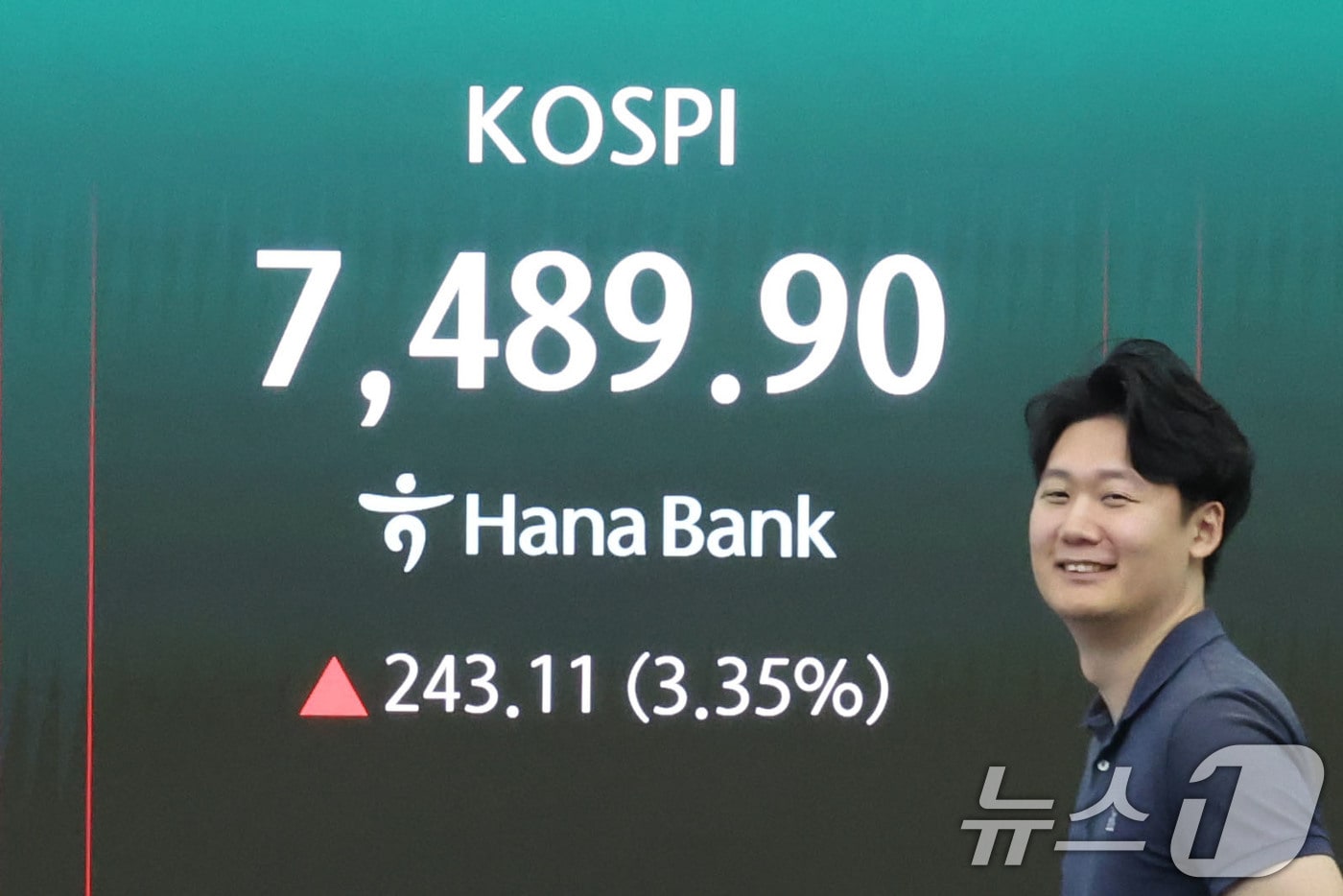 9일 오전 서울 중구 하나은행 딜링룸 전광판에 코스피 지수가 표시되고 있다. 이날 코스피 지수는 전 거래일 대비 3.31% 오른 7486.64로 상승 출발했다. 2026.7.9 ⓒ 뉴스1 이종수 기자