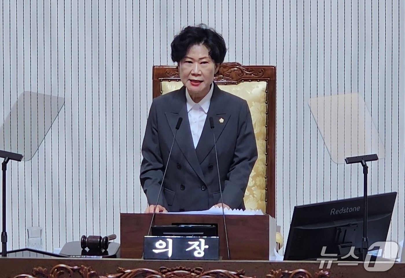 제10대 진주시의회 전반기 의장에 9일 선출된 박미경 의원이 부의장 선출을 위한 의사 진행을 하고 있다. 2026.7.9/뉴스1 한송학기자