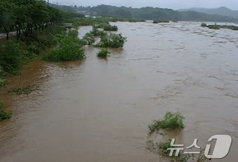 9일 오전 9시 50분을 기해 경북 문경시 김용리 지점에 홍수경보가 발령됐다. 영강이 흐르는 이 구간은 하천 경사가 급해 수위가 빠르게 상승하는 곳이다.(낙동강홍수통제소 갈무리. 재판매 및 DB금지) 2026.7.9 ⓒ 뉴스1 이성덕 기자