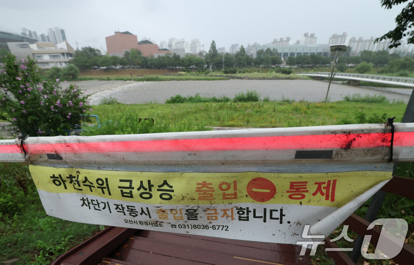수도권에 많은 비가 내린 9일 경기 오산시 오산천 산책로가 집중호우로 인해 통제되고 있다. 2026.7.9 ⓒ 뉴스1 김영운 기자