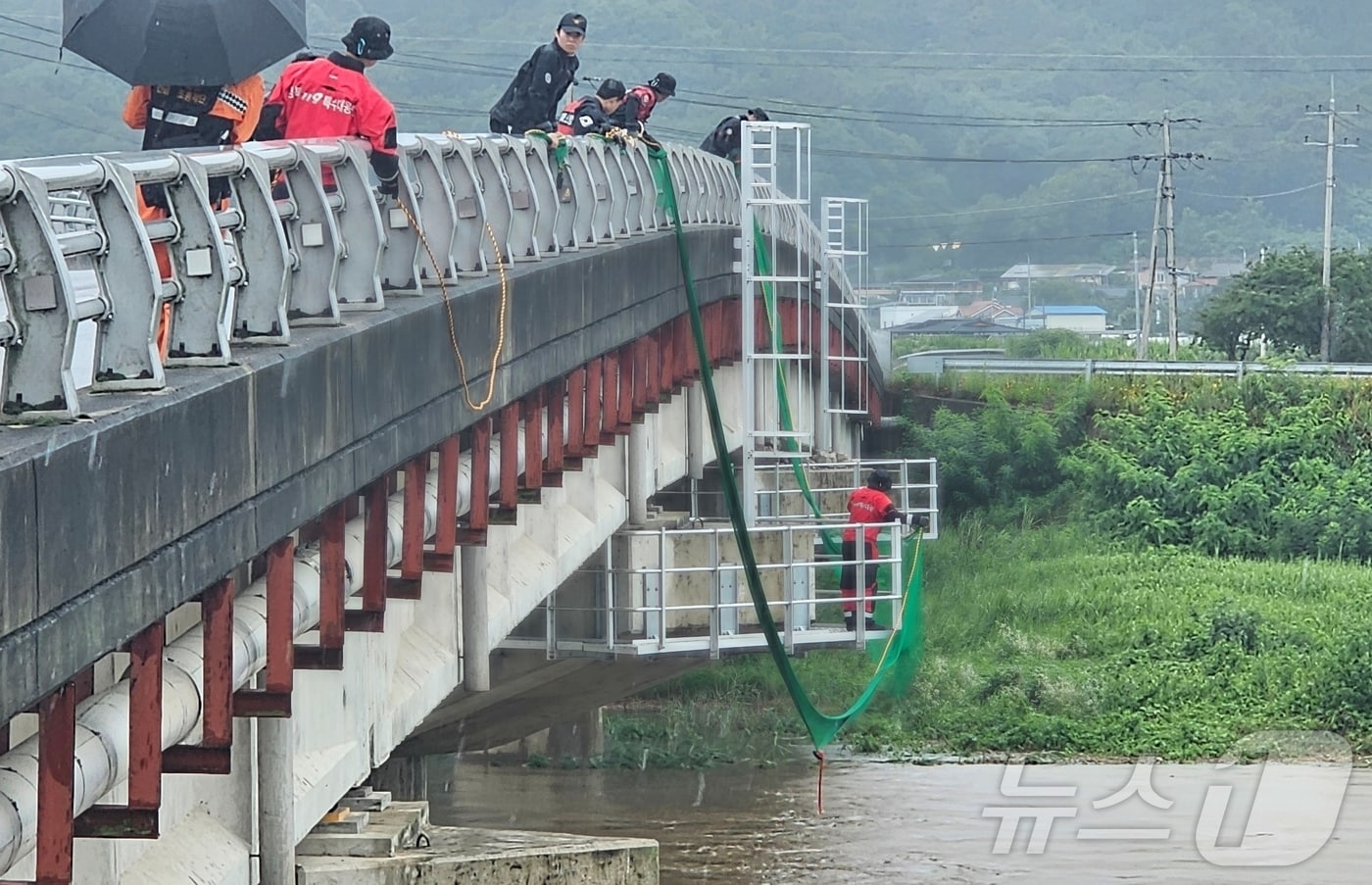 영주소방서 대원들이 9일 창진교에서 남원천에 빠져 실종된 70 대 남성 수색작업을 하고 있다. 2026.7.9 ⓒ 뉴스1 신성훈 기자
