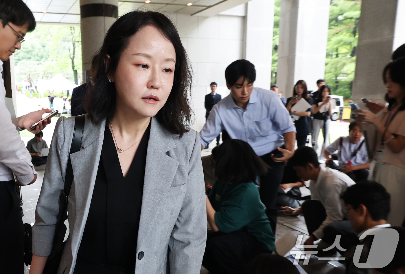 윤석열 전 대통령과 김건희 여사 측 법률대리인단 소속 유정화 변호사가 지난 7월 9일 오후 서울 서초구 대법원 대심판정에서 열린 윤석열 전 대통령의 고위공직자범죄수사처(공수처) 체포방해 등 혐의 사건 상고심 선고기일을 마친 후 법정을 나서고 있는 모습. 2026.7.9 ⓒ 뉴스1 오대일 기자