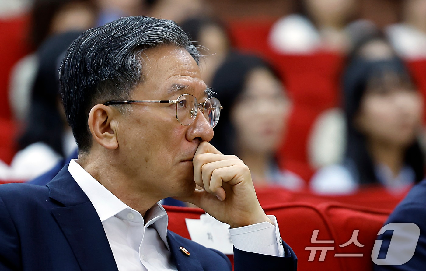 정성호 법무부 장관이 지난 9일 오후 경기도 과천시 관문로 정부과천청사 후생동 대강당에서 열린 법무부 장관과 저자가 함께하는 '탁월한 피해자' 북토크에서 저자의 강연을 경청하고 있는 모습. 2026.7.9 ⓒ 뉴스1 박정호 기자