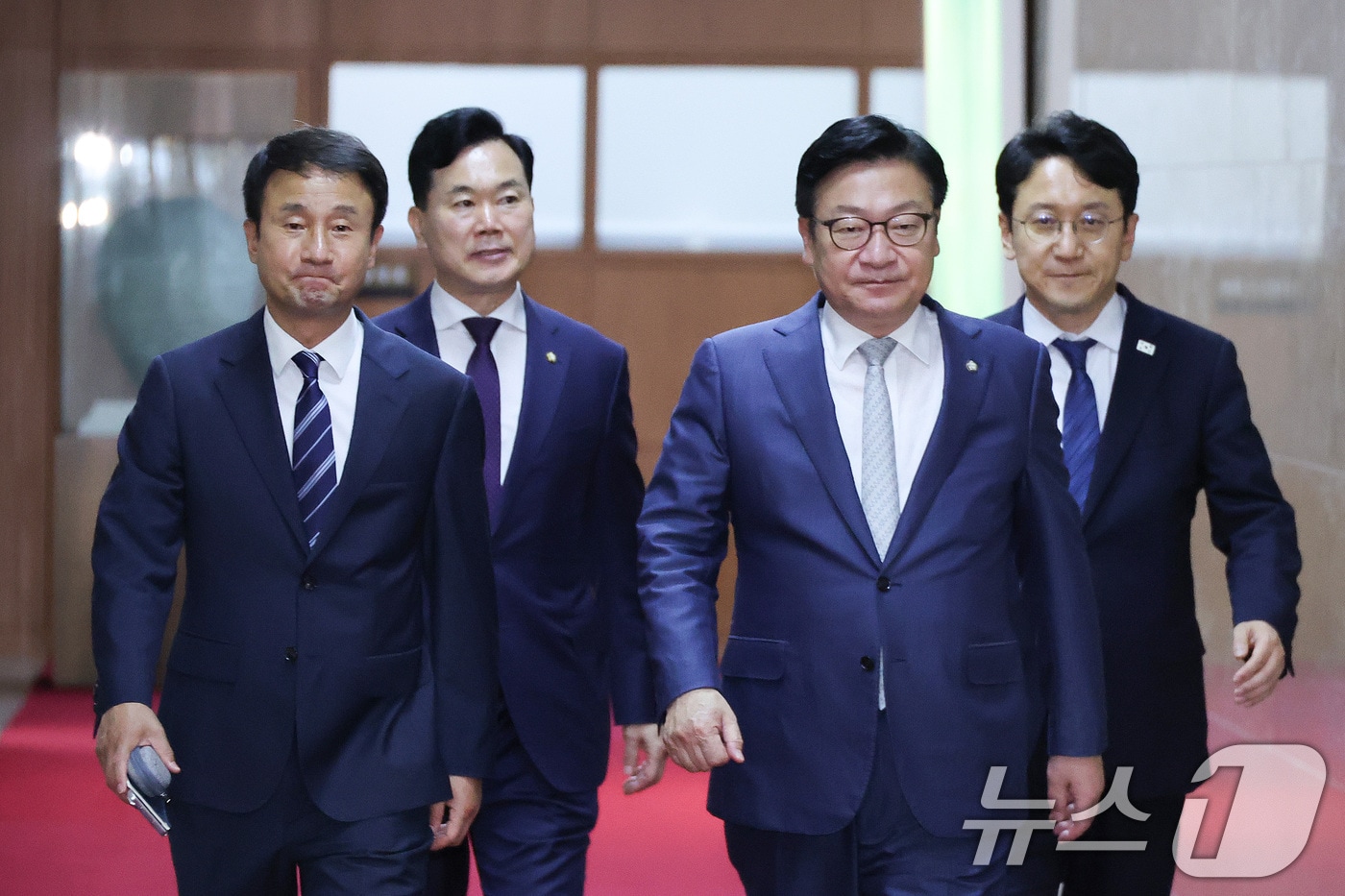 한병도 더불어민주당 당대표 직무대행 겸 원내대표와 정점식 국민의힘 원내대표가 지난 9일 서울 여의도 국회에서 열린 국회의장 주재 여야 원내대표 회동을 마친 후 의장실을 나서고 있다. 왼쪽부터 한 원내대표, 김승수 국민의힘 원내운영수석부대표, 정 원내대표, 천준호 더불어민주당 원내수석부대표. ⓒ 뉴스1 신웅수 기자