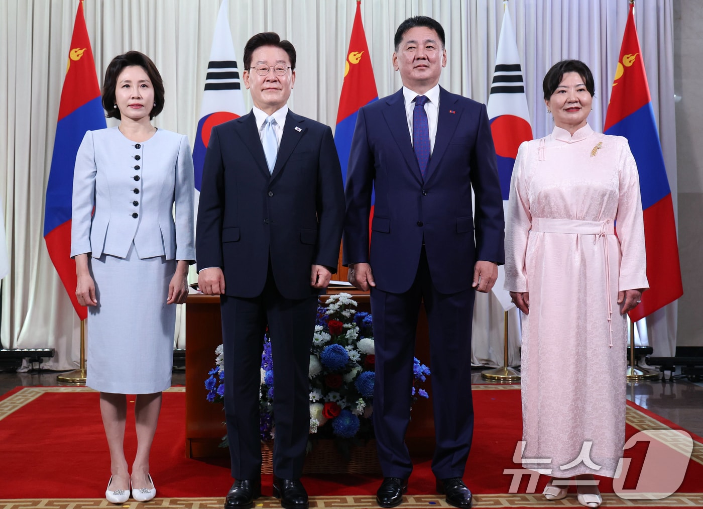 몽골을 국빈 방문 중인 이재명 대통령과 김혜경 여사가 9일(현지시간) 울란바타르 정부청사에서 방명록에 서명한 뒤 오흐나 후렐수흐 몽골 대통령, 루브산도르지 볼로르체체그 여사와 기념촬영을 하고 있다. ⓒ 뉴스1 이재명 기자