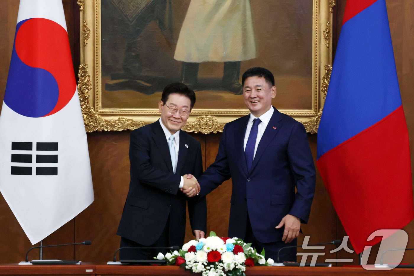 이재명 대통령과 오흐나 후렐수흐 몽골 대통령이 9일(현지시간) 몽골 울란바타르 정부청사에서 정상회담에 앞서 악수하고 있다. 2026.7.9 ⓒ 뉴스1 이재명 기자
