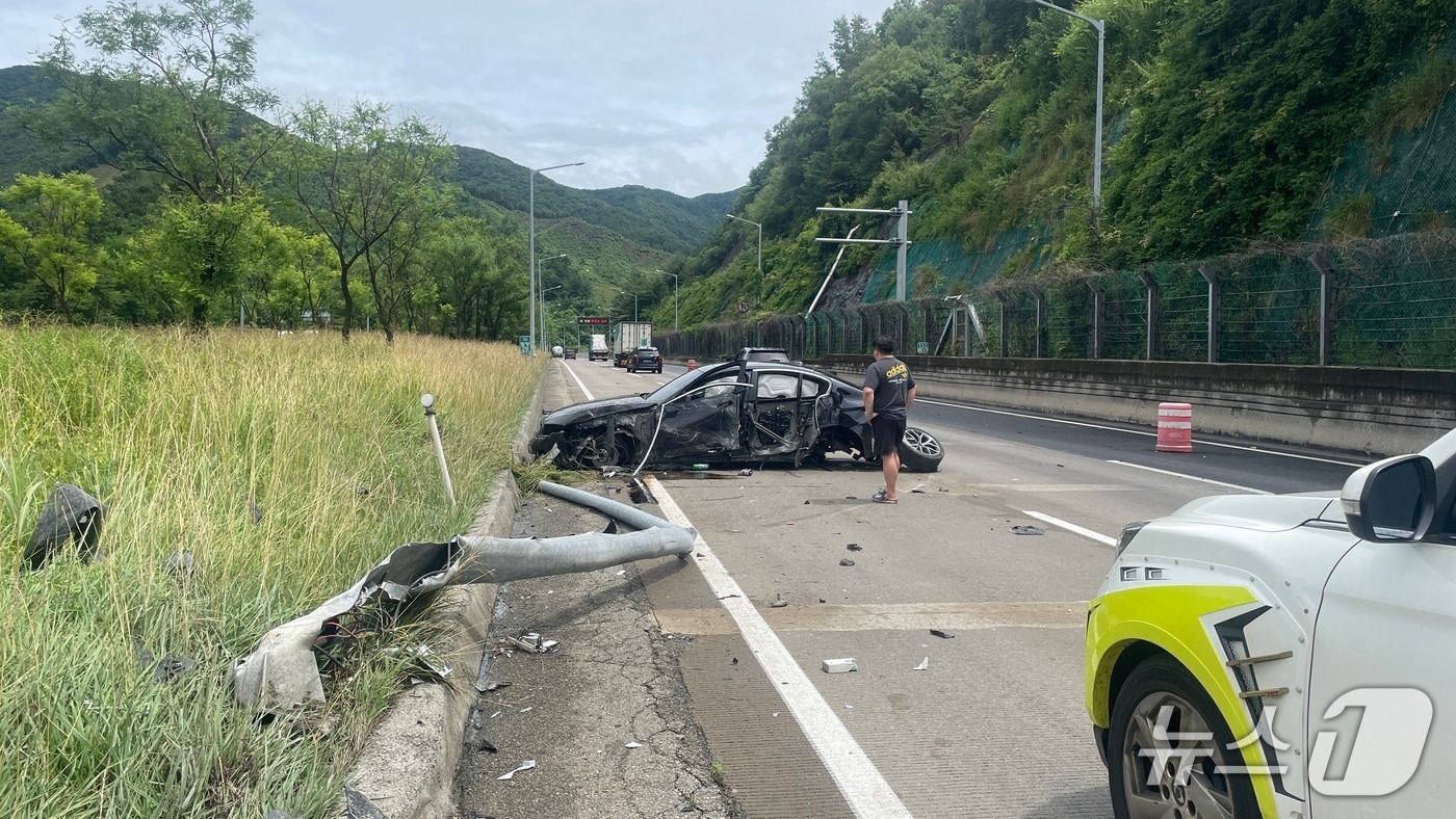 9일 오후 1시 41분께 전북 장수군 장계면 대전-통영 고속도로 하행선 132㎞ 지점에서 주행 중이던 승용차가 중앙분리대를 들이 받는 사고가 발생했다.(전북소방본부 제공. 재판매 및 DB금지)