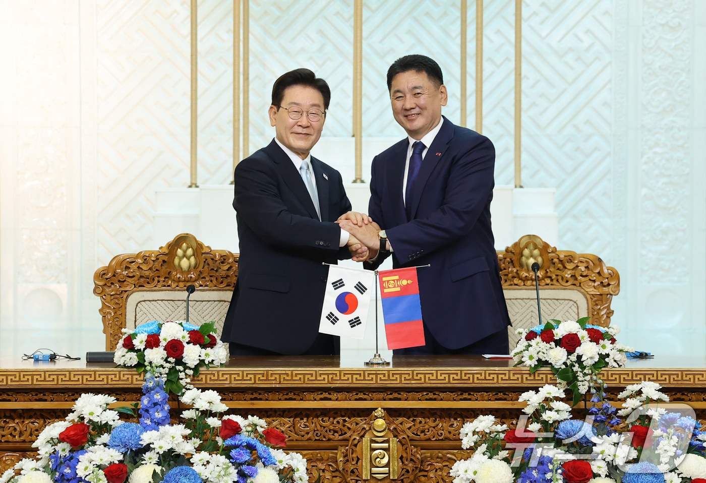 이재명 대통령과 오흐나 후렐수흐 몽골 대통령이 9일(현지시간) 몽골 울란바타르 정부청사에서 열린 공동언론발표를 마친 후 악수하고 있다. 2026.7.9 ⓒ 뉴스1 이재명 기자