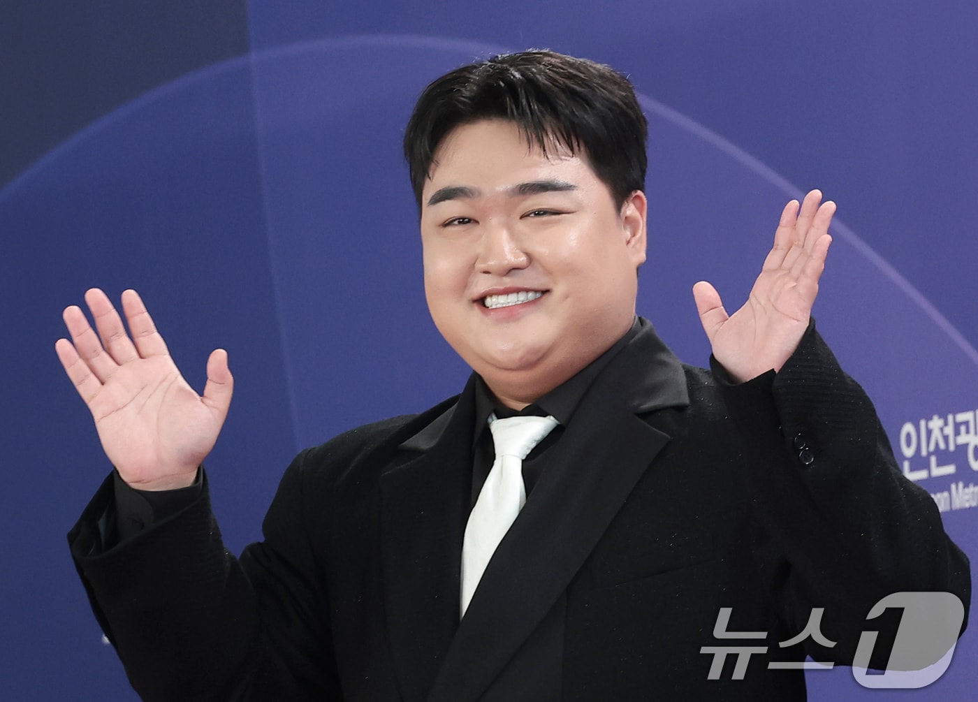 배우 김규원이 31일 인천 중구 파라다이스시티에서 열린 ‘제5회 청룡시리즈어워즈’ 레드카펫 행사에 참석해 포즈를 취하고 있다. 2026.8.1 ⓒ 뉴스1 권현진 기자